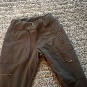 Stylish Hybrid Athleta Legging with Zipper Details